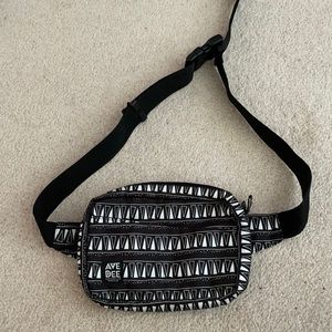 AVEDEE B+W Tri Travel Hip Pack